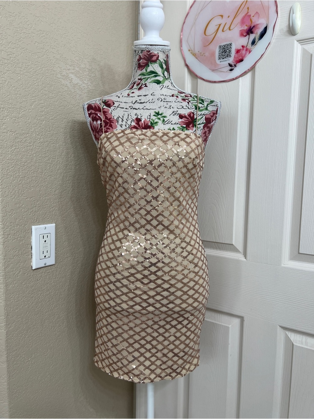 PrettyLittleThing Gold Sequin Strappy Bodycon Mini Dress NWT Size 4 - Picture 2 of 11